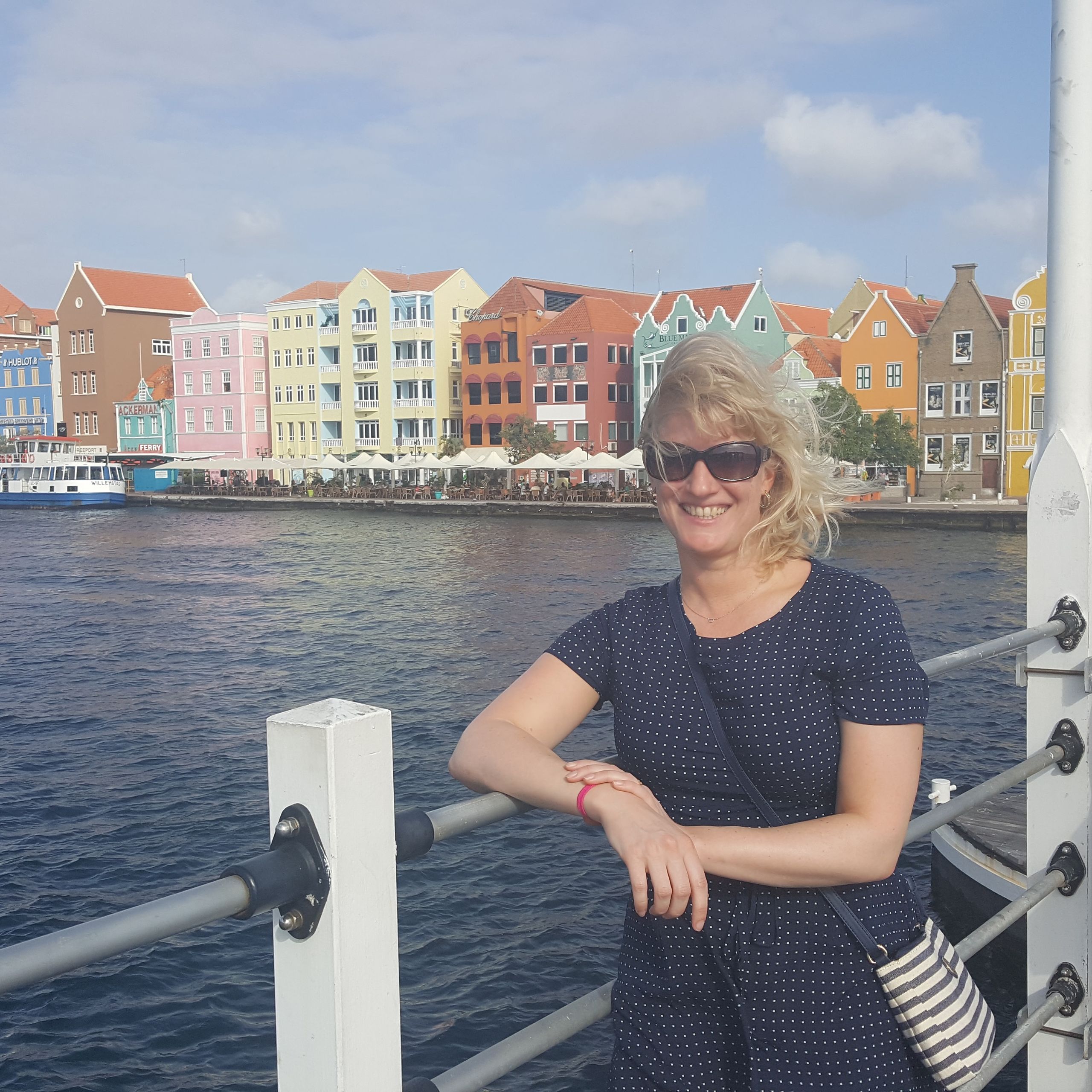 de pontjesbrug in Willemstad, Curacao met uitzicht over de Handelskade